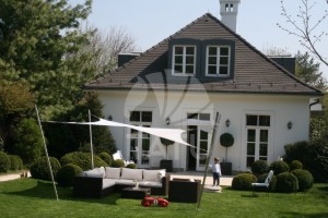 Állítható magasságú és dőlésszögű napvitorla 51