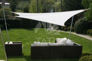 Állítható magasságú és dőlésszögű napvitorla 52