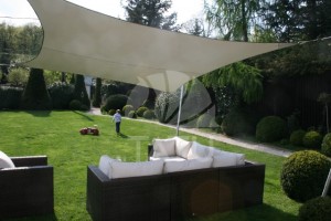 Állítható magasságú és dőlésszögű napvitorla 54