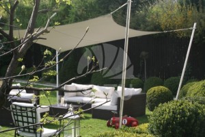 Állítható magasságú és dőlésszögű napvitorla 56