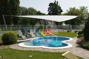 Állítható magasságú és dőlésszögű napvitorla 60