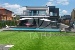 Állítható magasságú és dőlésszögű napvitorla 61